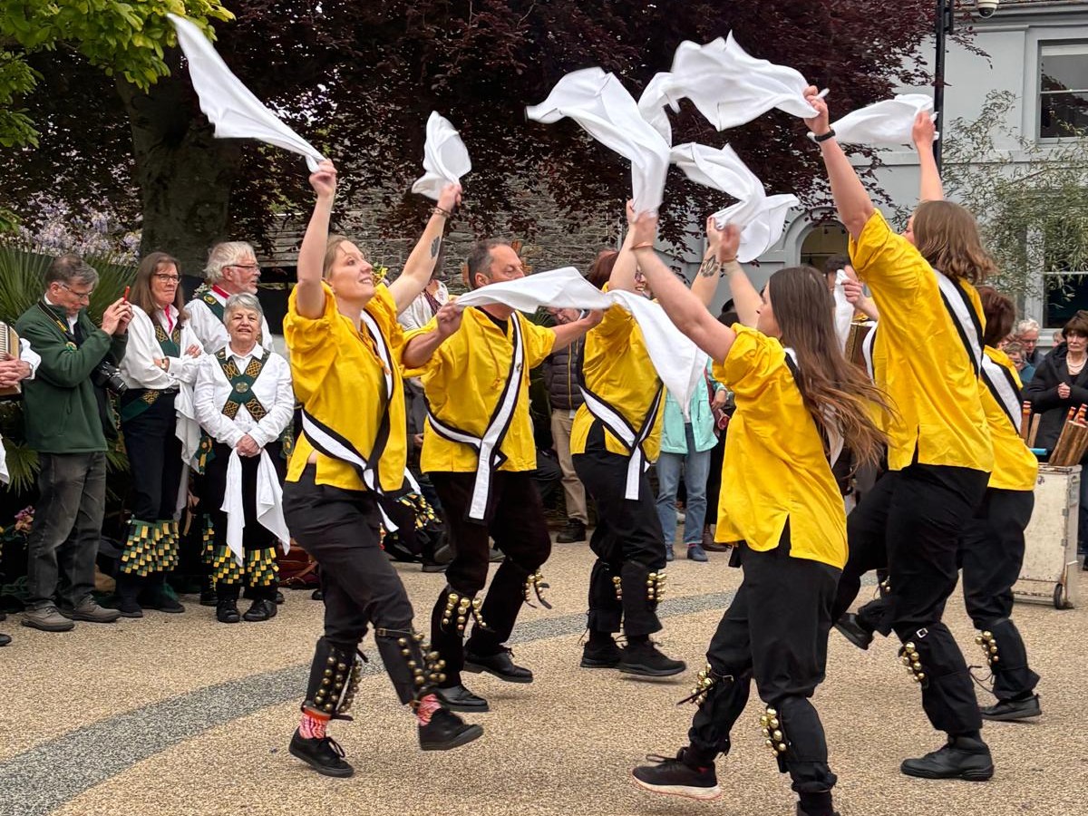 Lowenek morris dancers in action